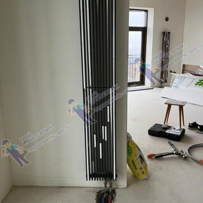 Установка вертикальных радиаторов в ЖК «LENINGRAD»